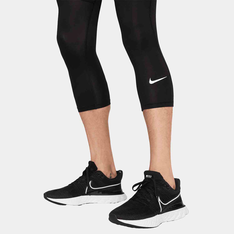 Bottom view of the Men's Nike Dri-FIT 3/4-Length Fitness Tights.