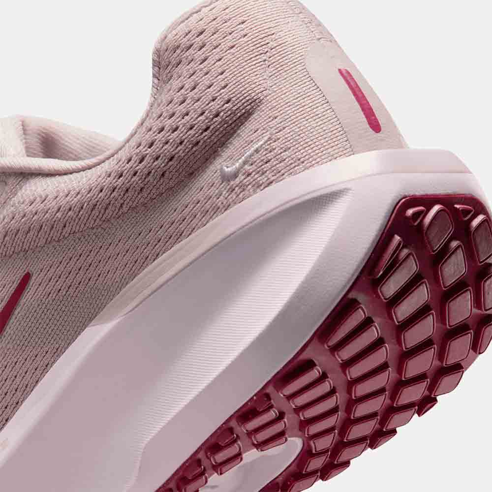Up close, rear view of the Women's Nike Winflo 11.