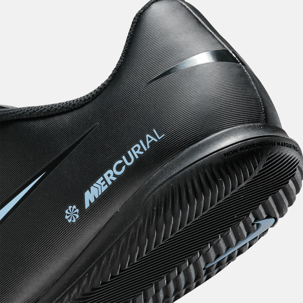 Up close, rear view of the Nike Mercurial Vapor 16 Club Indoor Soccer Shoes.