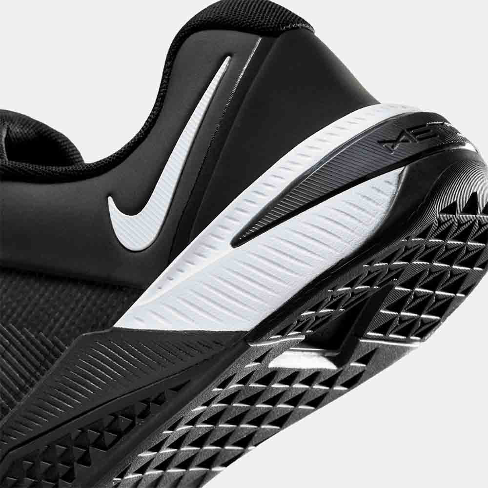 Up close, rear view of the Men's Nike Metcon 10.