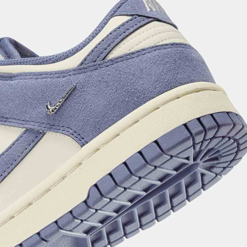 Up close, rear view of the Women's Nike Dunk Low.
