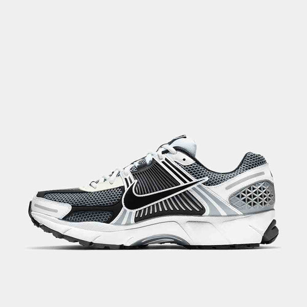 Side medial view of the Men's Nike Zoom Vomero 5 SE.