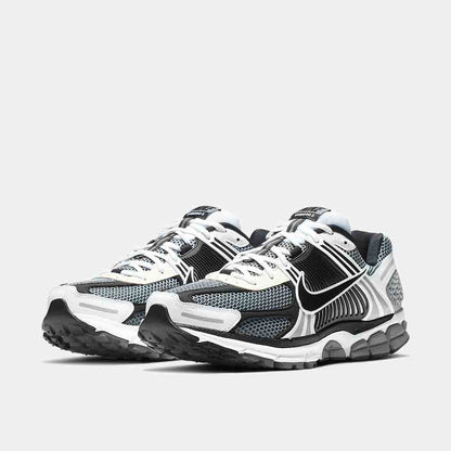 Front view of the Men's Nike Zoom Vomero 5 SE.