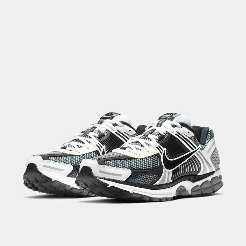 Front view of the Men's Nike Zoom Vomero 5 SE.