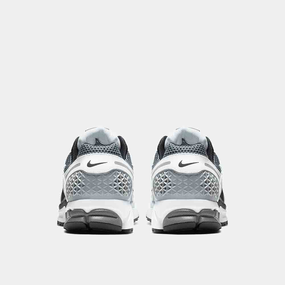 Rear view of the Men's Nike Zoom Vomero 5 SE.