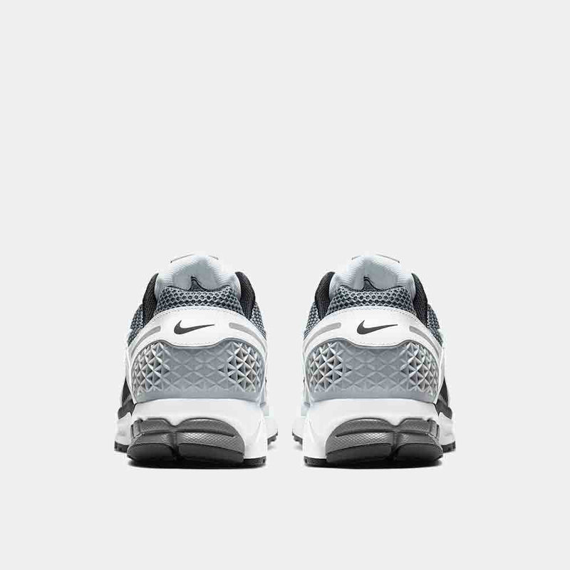 Rear view of the Men's Nike Zoom Vomero 5 SE.