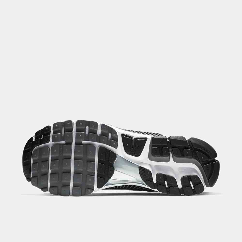 Bottom view of the Men's Nike Zoom Vomero 5 SE.