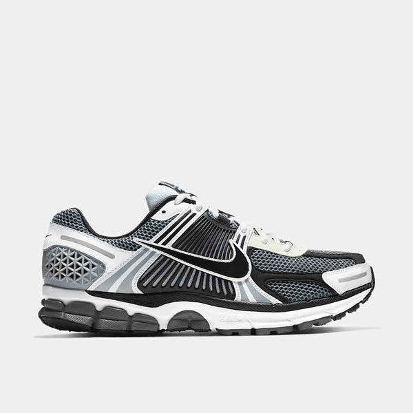 Side view of the Men's Nike Zoom Vomero 5 SE.