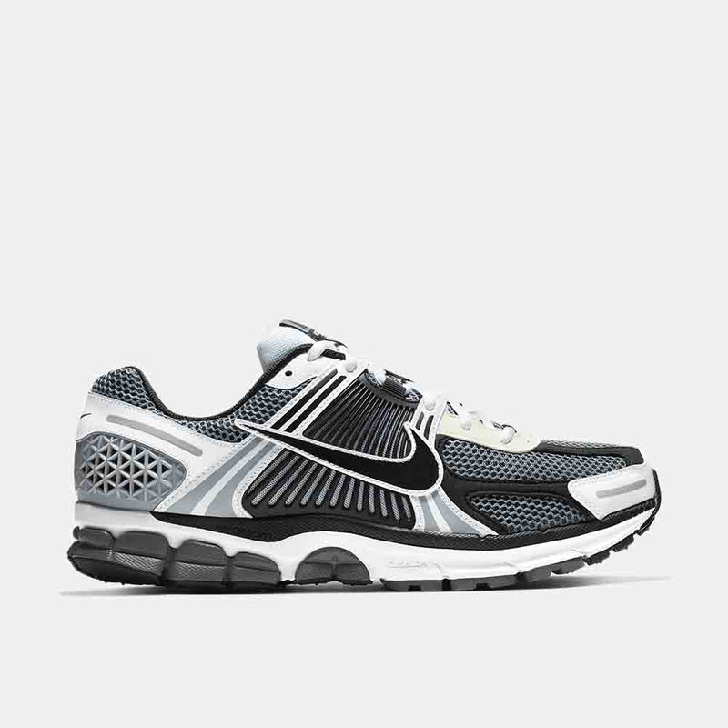 Side view of the Men's Nike Zoom Vomero 5 SE.