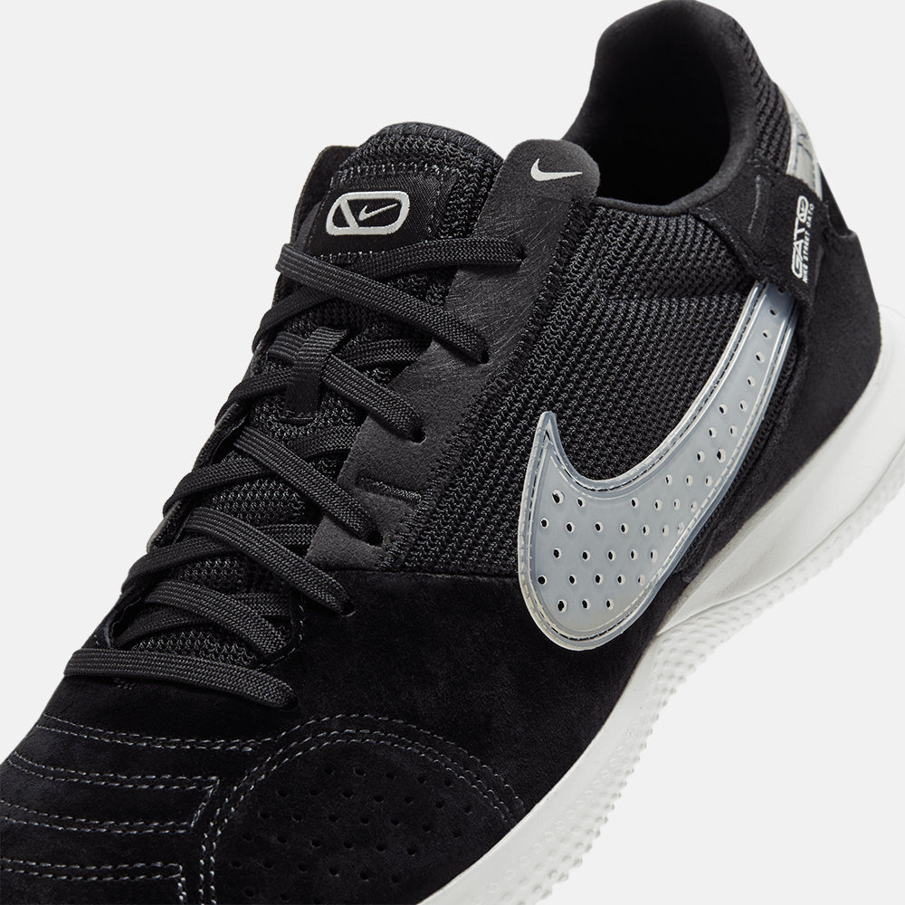 Up close, front view of the Nike Streetgato Indoor Soccer Shoes.