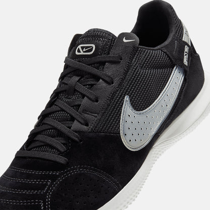 Up close, front view of the Nike Streetgato Indoor Soccer Shoes.