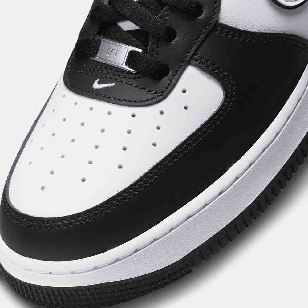 Up close, front view of the Men's Nike Air Force 1 '07.