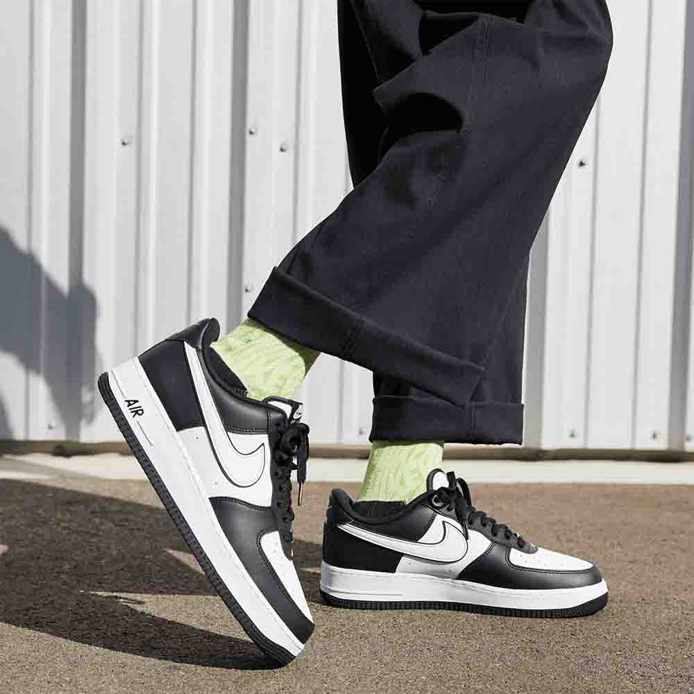 Side view of the Men's Nike Air Force 1 '07.