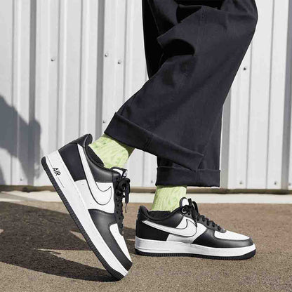 Side view of the Men's Nike Air Force 1 '07.