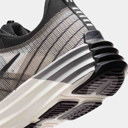 Up close, rear view of the Men's Nike Lunar Roam Running Shoes.