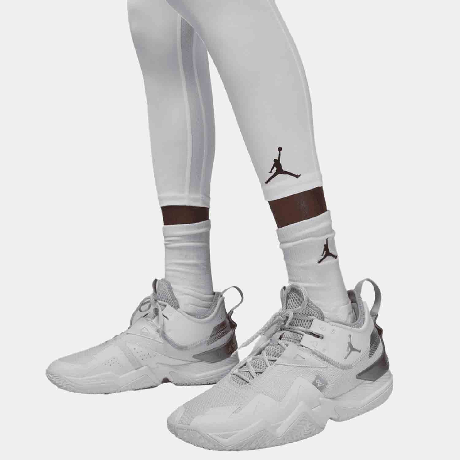 Up close view of emblem on the Men's Jordan Sport Dri-FIT 3/4 Tights.