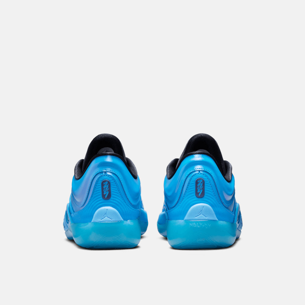 Rear view of the Jordan Zion 4 "Iridescence".