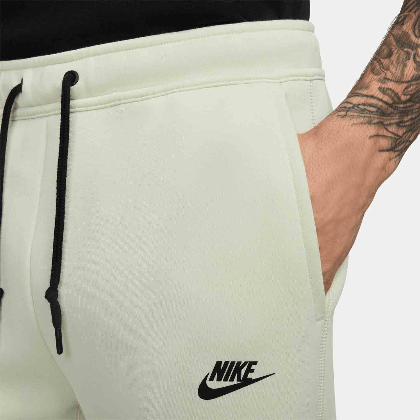 Up close view of pocket on the Nike Men's Tech Fleece Jogger.