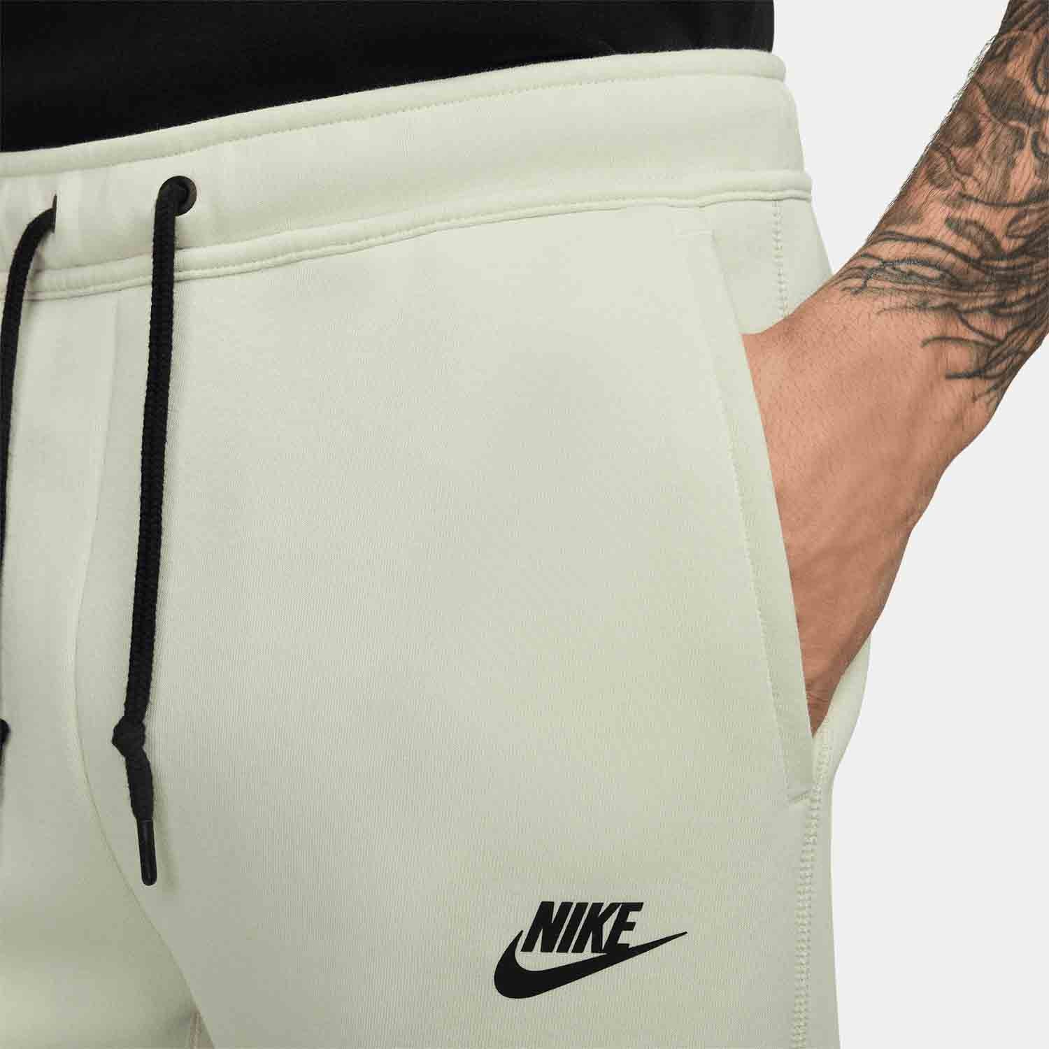 Up close view of pocket on the Nike Men's Tech Fleece Jogger.