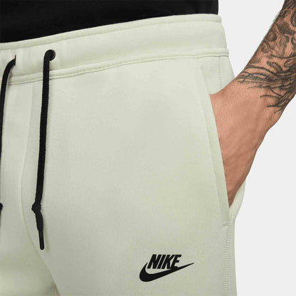 Up close view of pocket on the Nike Men's Tech Fleece Jogger.
