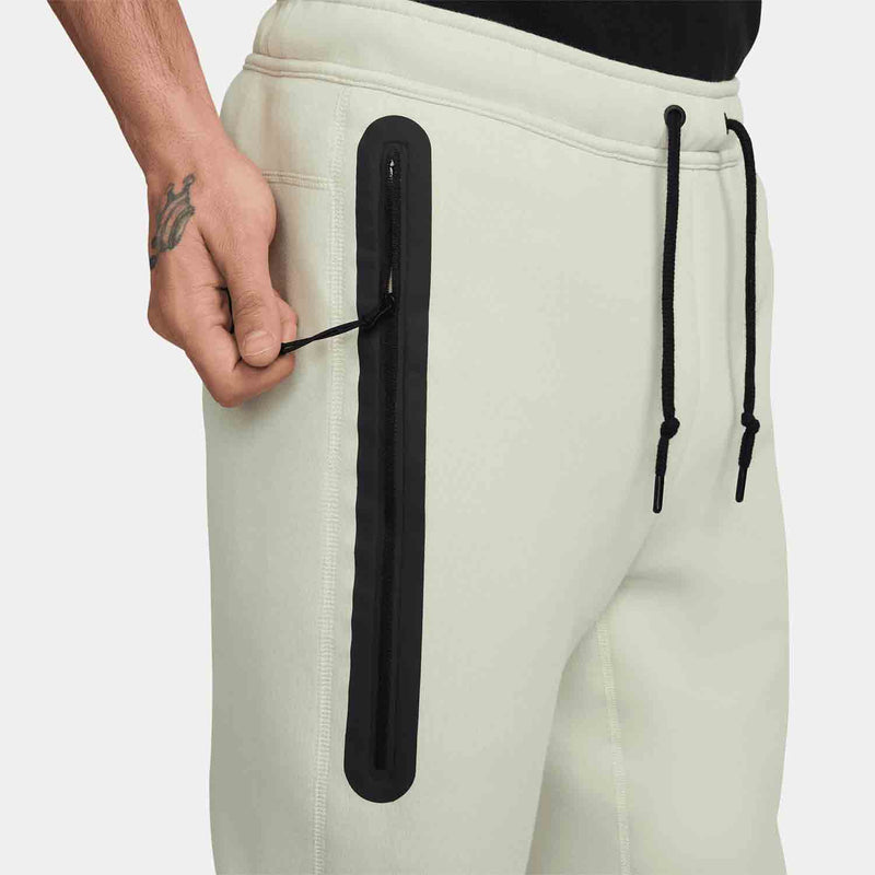 Up close view of zipper pocket on the Nike Men's Tech Fleece Jogger.