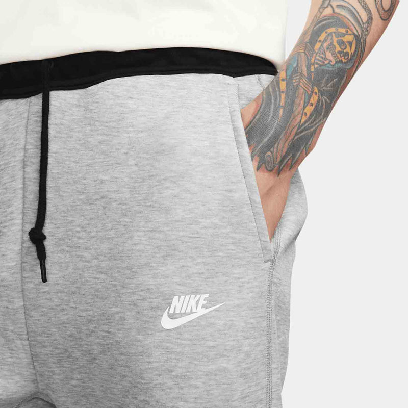 Up close view of pocket on the Men's Nike Sportswear Tech Fleece Joggers.
