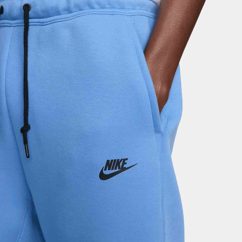 Up close view of pocket on the Men's Nike Sportswear Tech Fleece Joggers.