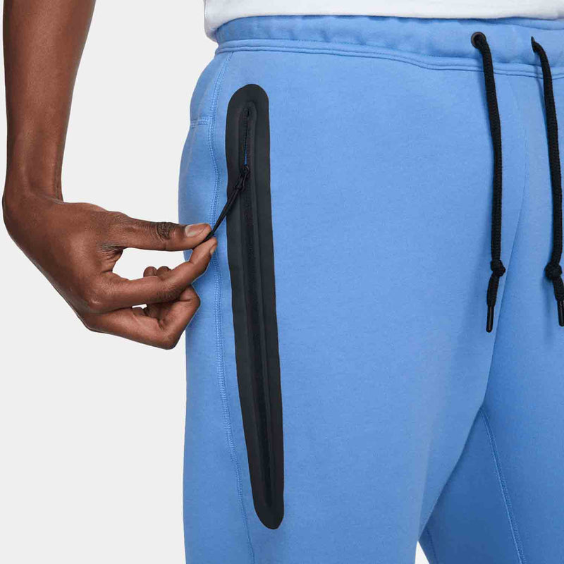 Up close view of zip up pocket on the Men's Nike Sportswear Tech Fleece Joggers.
