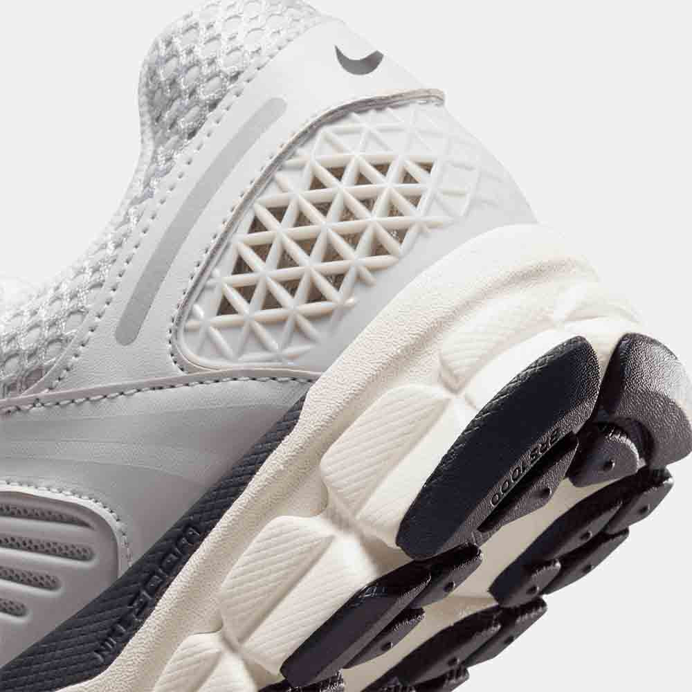 Up close, rear view of the Nike Women's Zoom Vomero 5.