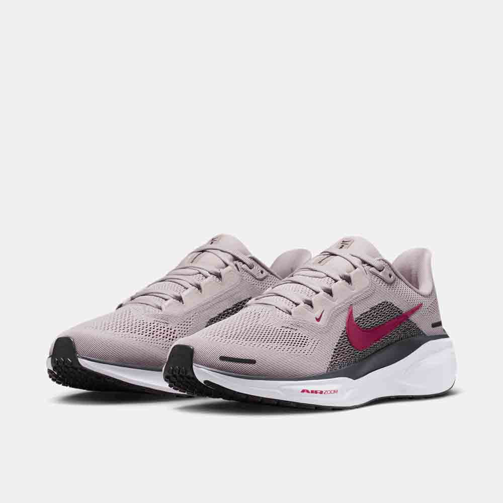 Front view of the Women's Nike Pegasus 41.