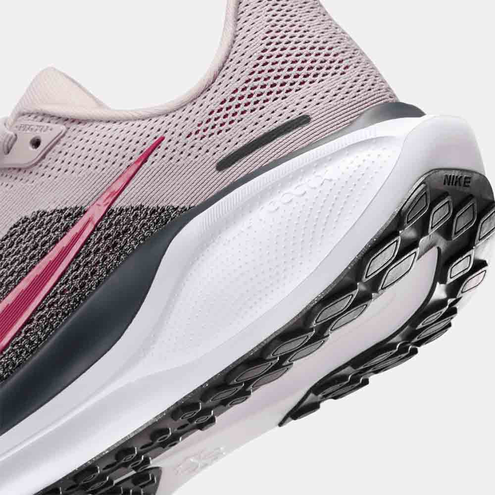 Up close, rear view of the Women's Nike Pegasus 41.