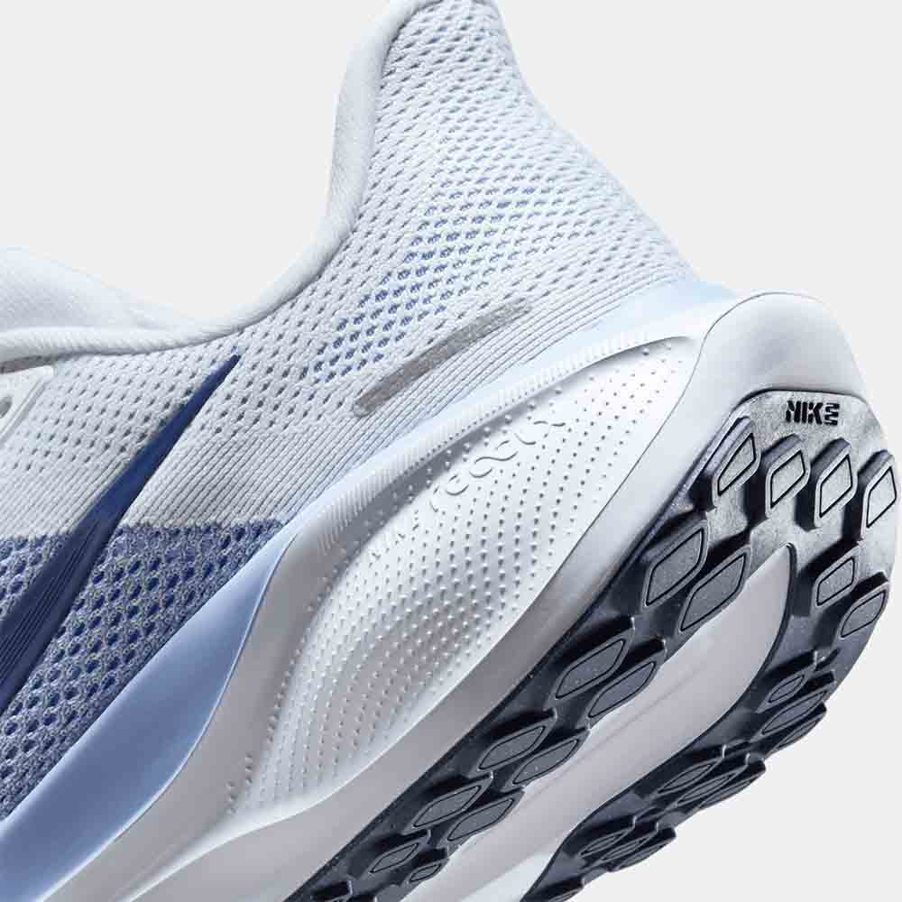 Up close, rear view of the Women's Nike Pegasus 41.