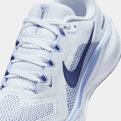 Up close, front view of the Women's Nike Pegasus 41.