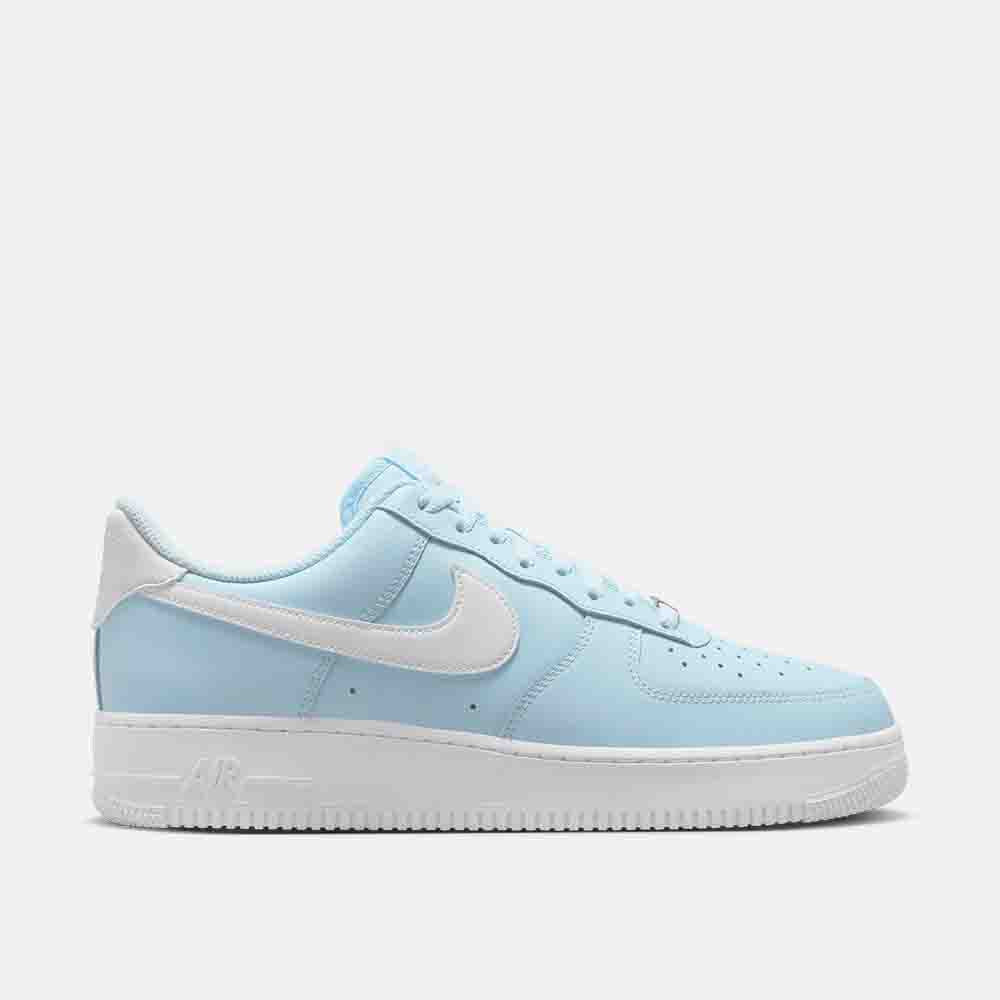 Side view of the Men's Nike Air Force 1 '07.