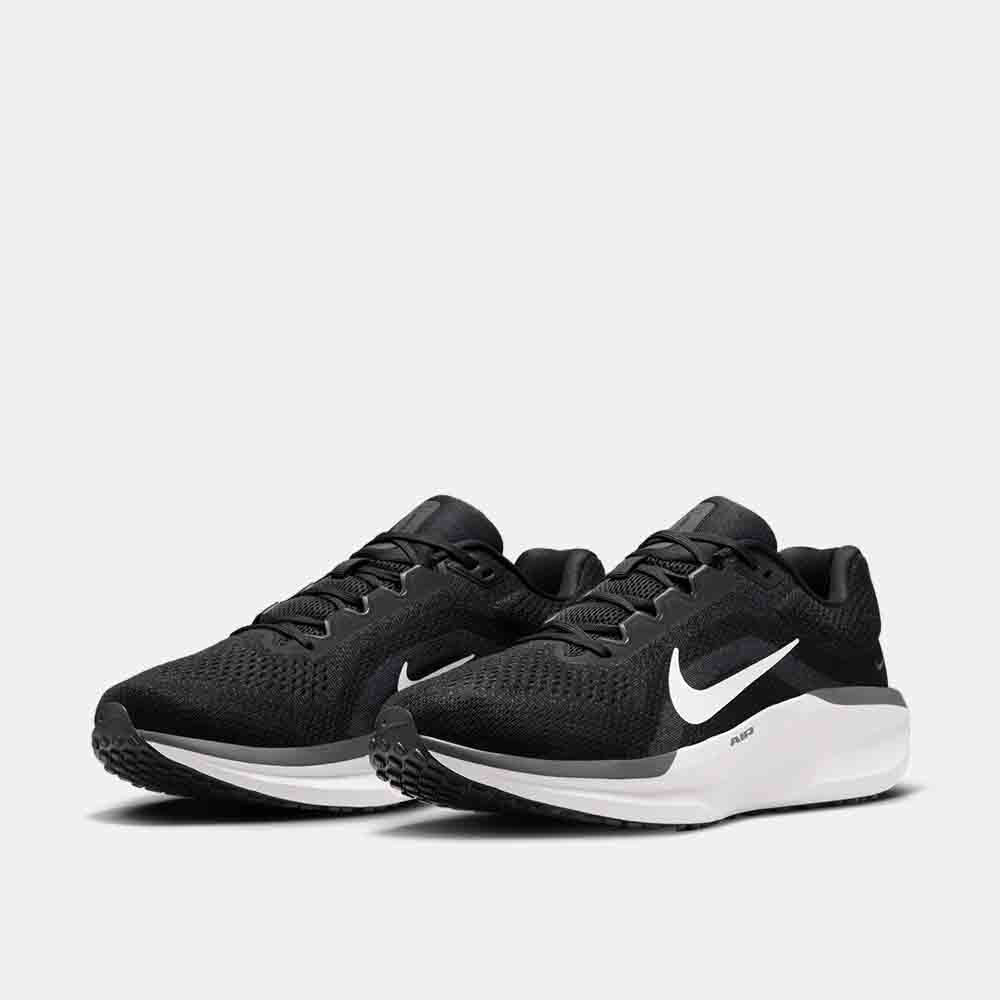 Front view of the Men's Nike Winflo 11.
