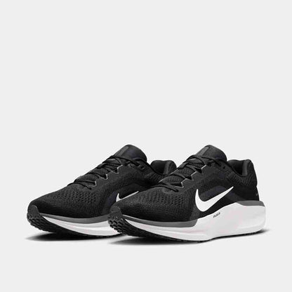 Front view of the Men's Nike Winflo 11.