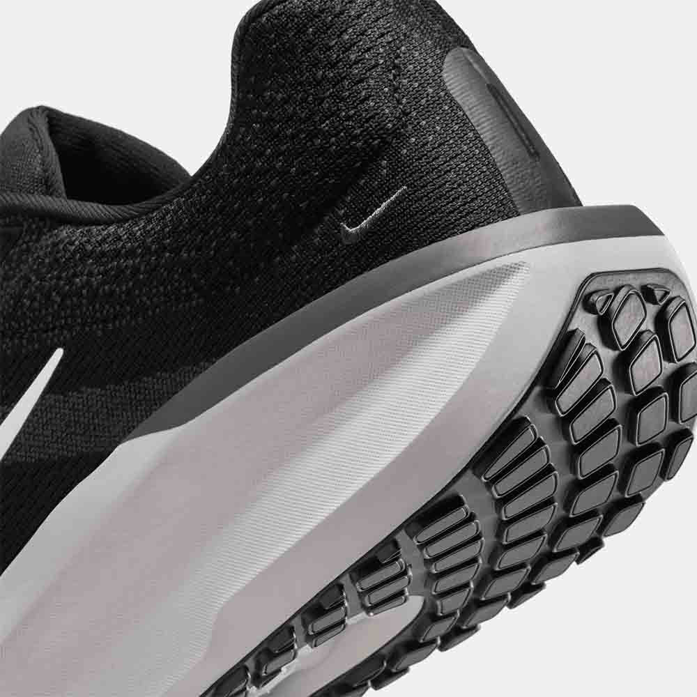 Up close, rear view of the Men's Nike Winflo 11.