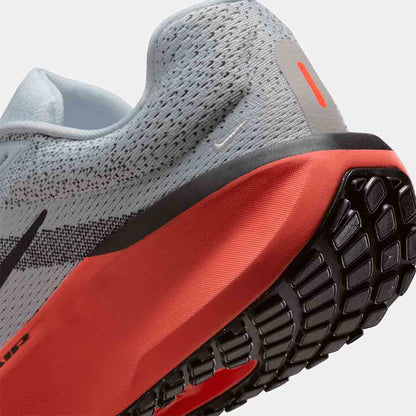 Up close, rear view of the Men's Nike Winflo 11.