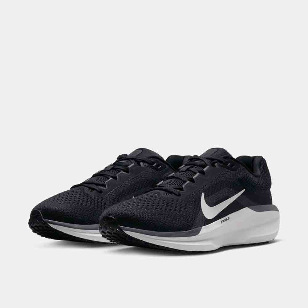 Front view of the Women's Nike Winflo 11.