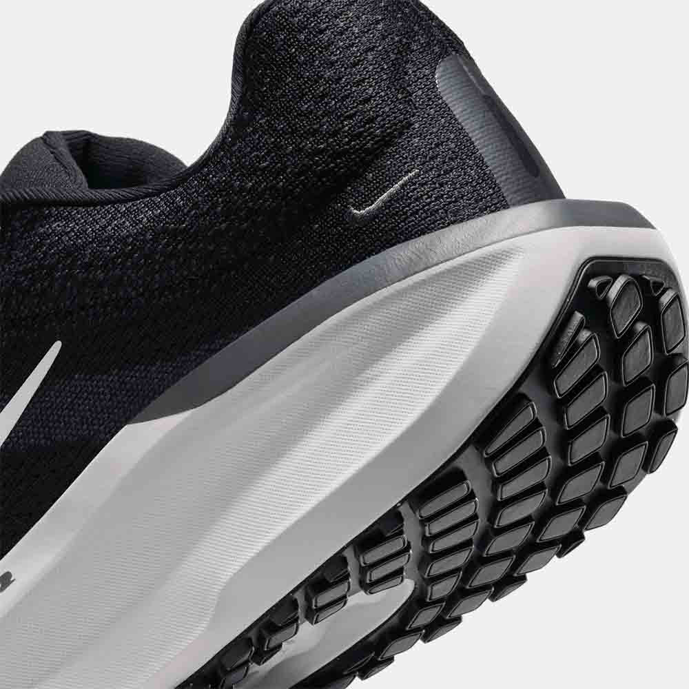 Up close, rear view of the Women's Nike Winflo 11.