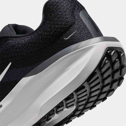 Up close, rear view of the Women's Nike Winflo 11.