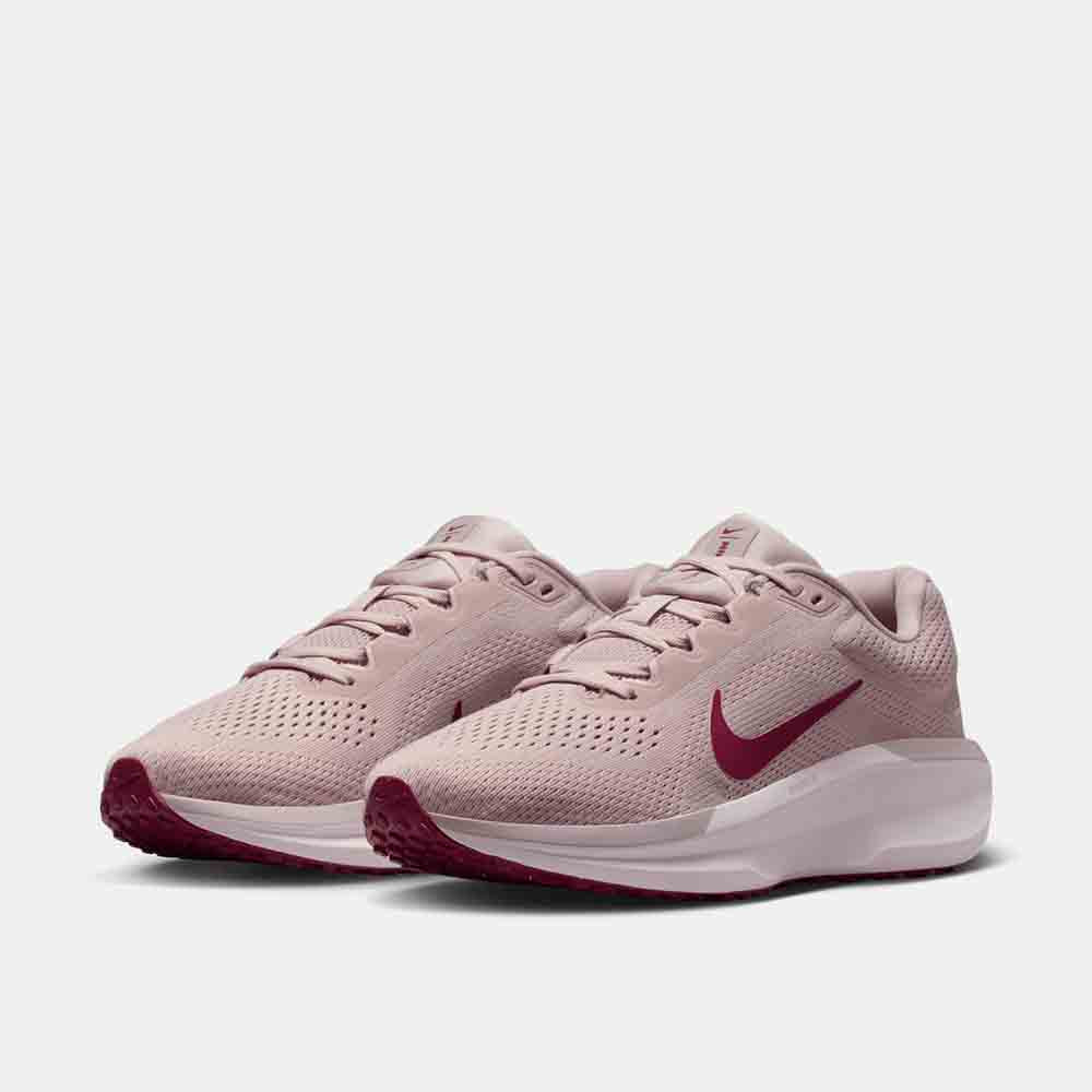 Front view of the Women's Nike Winflo 11.
