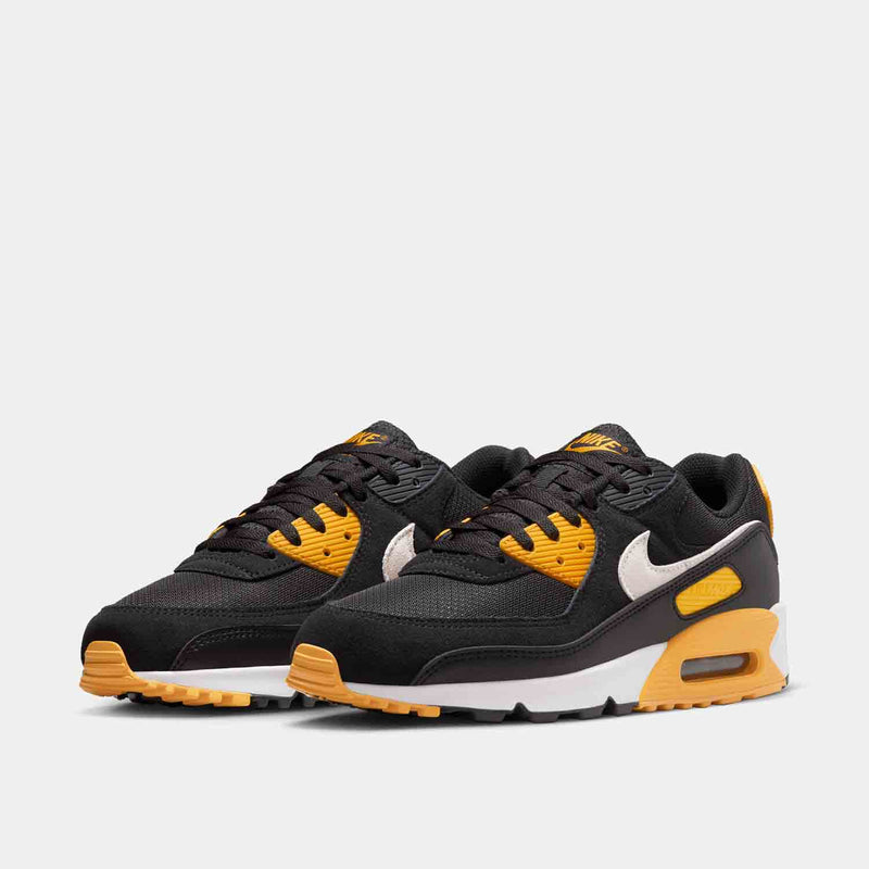 Front view of the Nike Men's Air Max 90.