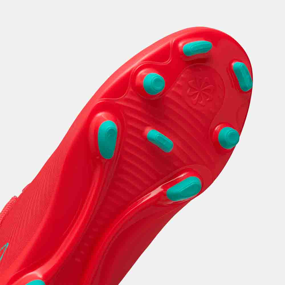 Bottom view of the Nike Kids' Mercurial Vapor 16 Club Soccer Cleats.