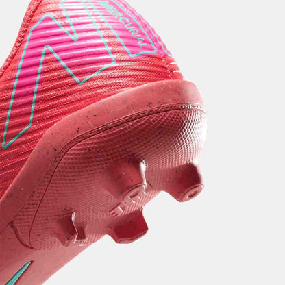 Up close, rear view of the Nike Kids' Mercurial Vapor 16 Club Soccer Cleats.