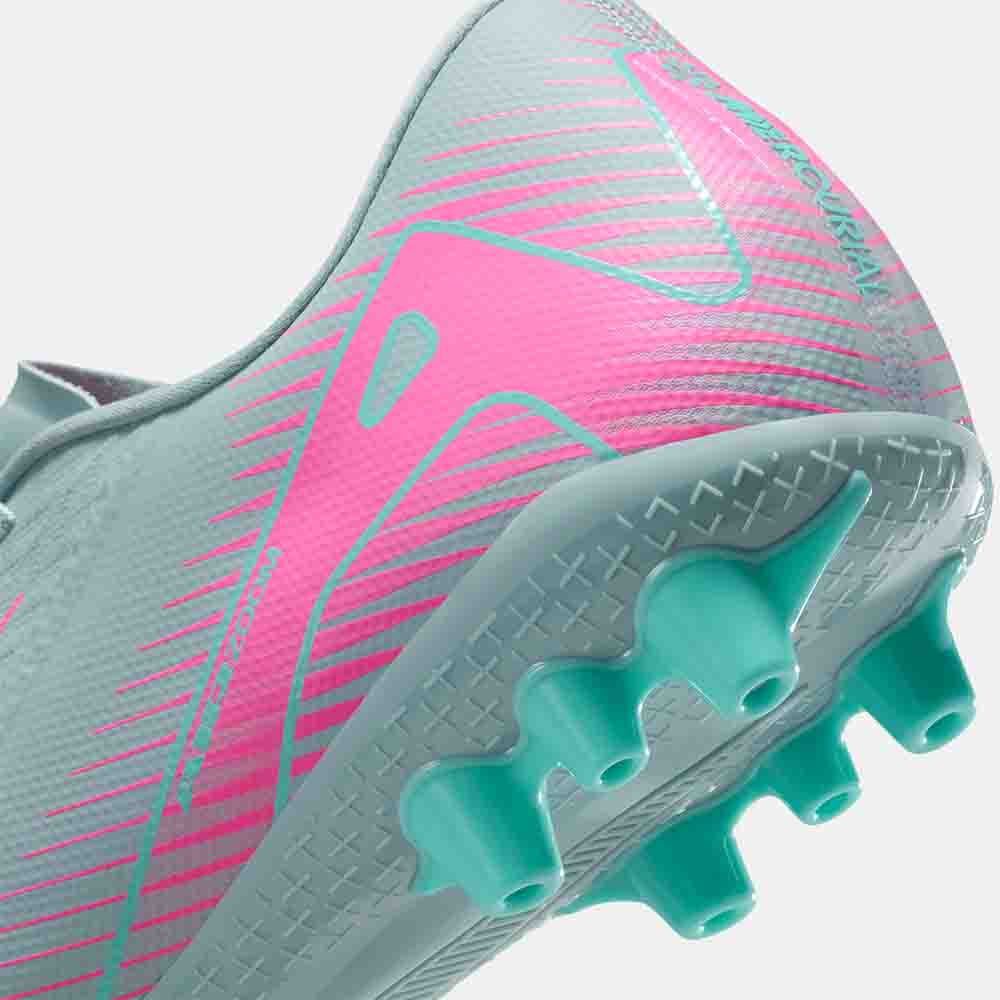 Up close, rear view of the Nike Mercurial Vapor 16 Academy Soccer Cleats.