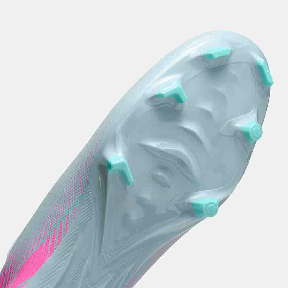 Bottom view of the Nike Mercurial Vapor 16 Academy Soccer Cleats.