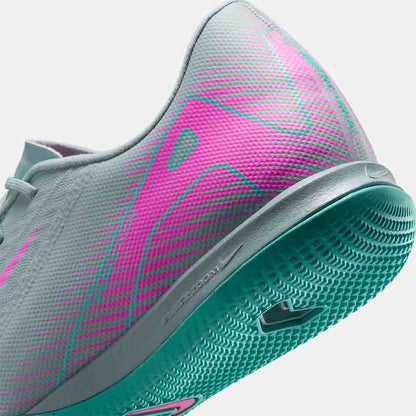Up close, rear view of the Nike Mercurial Vapor 16 Academy Indoor Soccer Shoes.