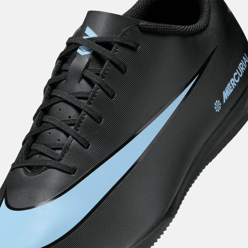 Up close, front view of the Nike Mercurial Vapor 16 Club Indoor Soccer Shoes.
