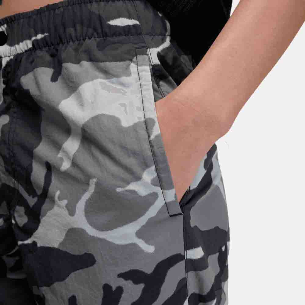Up close, view of pocket on the Men's Jordan MVP Camo Pants.